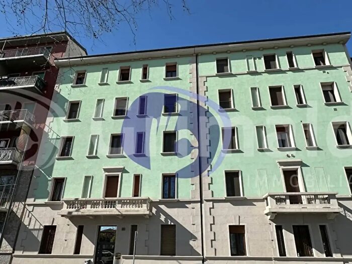 Appartamento trilocale in vendita in Via Lorenteggio, Milano