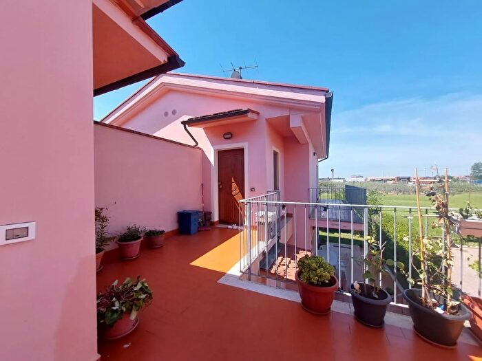 Appartamento quadrilocale in vendita in Via del Pino Pontedera, Pontedera