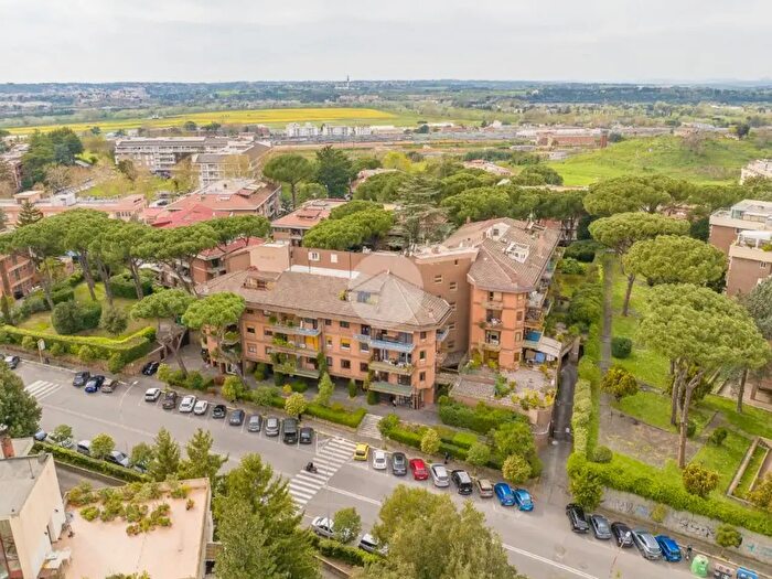 Appartamento con 5 locali in vendita in Via Suvereto, Roma