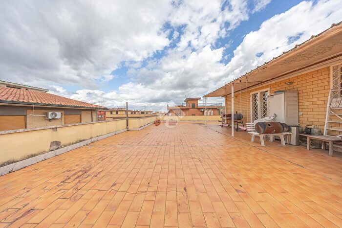 Appartamento trilocale in vendita in Via Achemenide, Roma