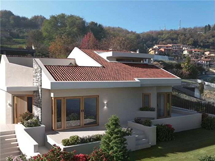 Casa con 6 locali in vendita in Via XXV Aprile, Gandosso