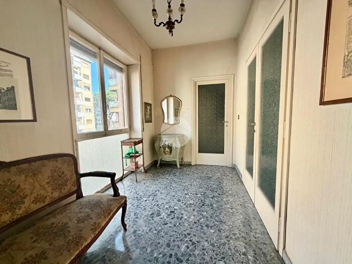 Appartamento trilocale in vendita in Via Val di Chienti, Roma