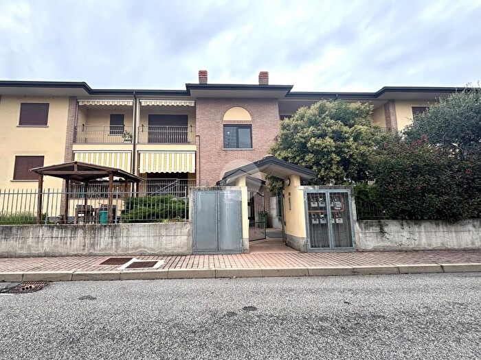 Appartamento trilocale in vendita in Via SantAmbrogio, Torrevecchia Pia