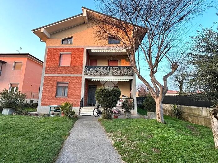 Casa con 6 locali in vendita in Via Comezzano, Castelcovati