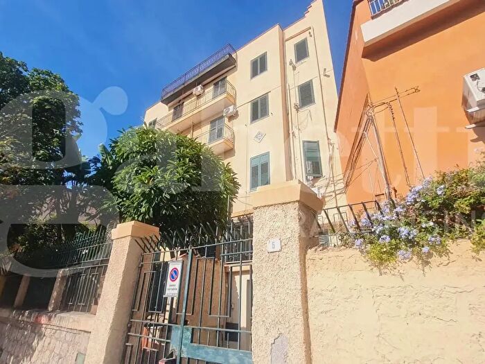 Appartamento trilocale in vendita in Via Maresciallo Armando Diaz, Palermo