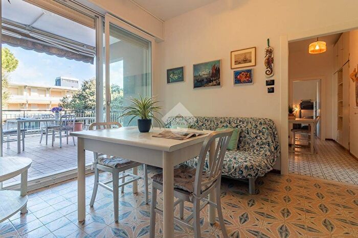 Appartamento trilocale in affitto in Viale Tritone, Pinarella, Cervia