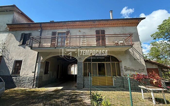 Casa con 8 locali in vendita in Strada Alfiano, Moncalvo