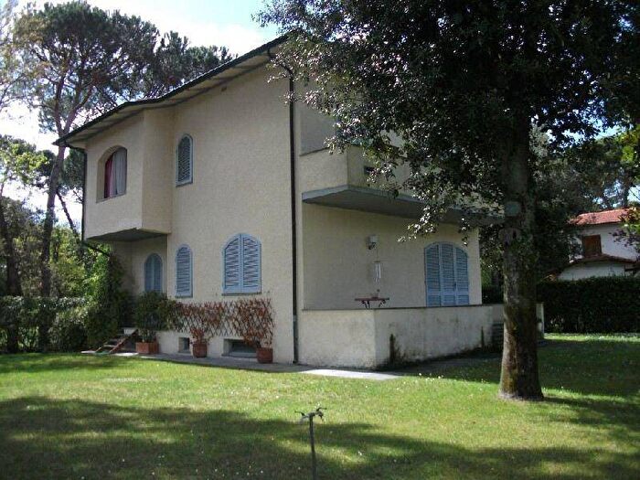 Casa con 6 locali in affitto in Vittoria Apuana, Forte dei Marmi