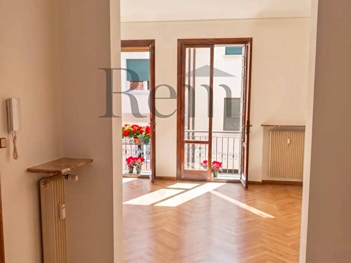 Appartamento con 6 locali in vendita in Piazza della Vittoria, Treviso