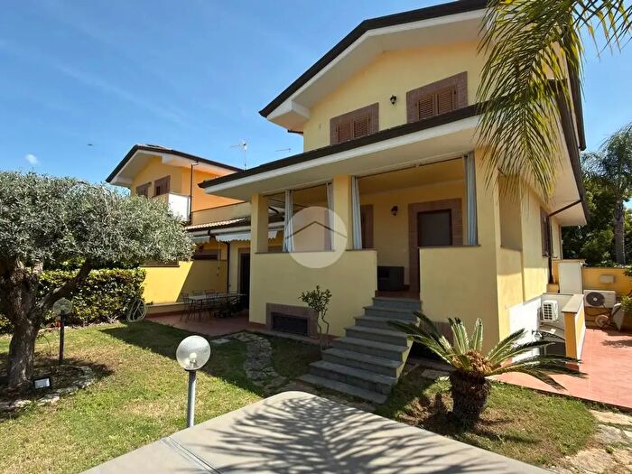 Casa quadrilocale in vendita in Via Nino Manfredi, Sabaudia