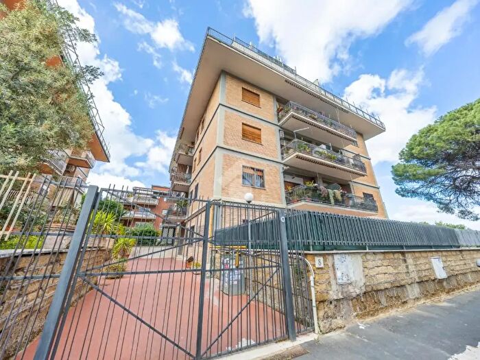 Appartamento trilocale in vendita in Via Andrea del Verrocchio, Roma