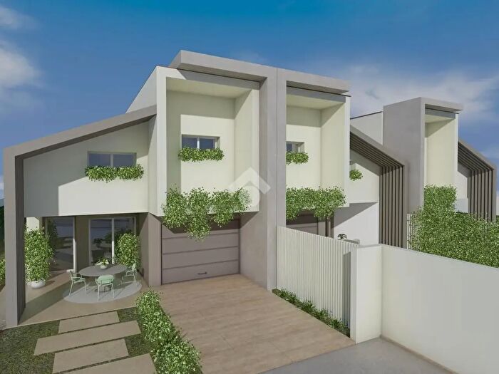 Casa con 5 locali in vendita in Via Laurinsich, Parma