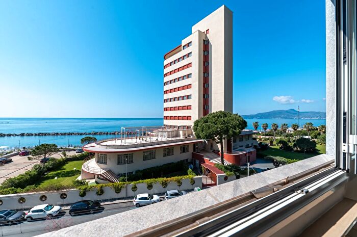 Appartamento con 6 locali in vendita in Corso Buenos Aires, Chiavari