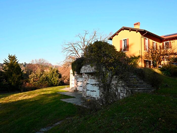 Casa con 6 locali in affitto in Via Dante Alighieri, Brunella, Varese