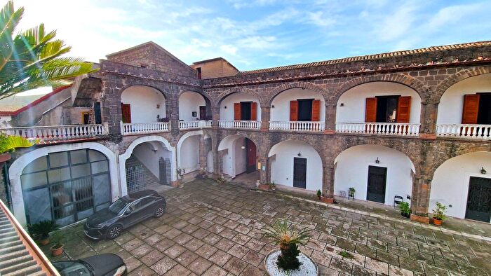 Casa con 12 locali in vendita in Camigliano