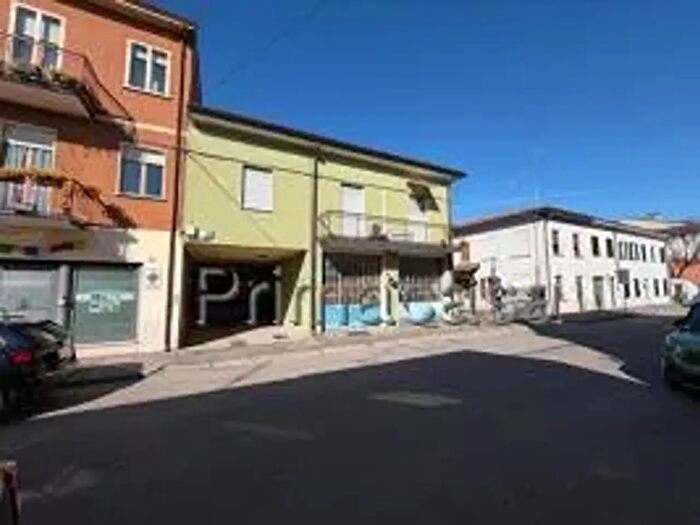 Appartamento quadrilocale in vendita in Piazza Risorgimento, Verona