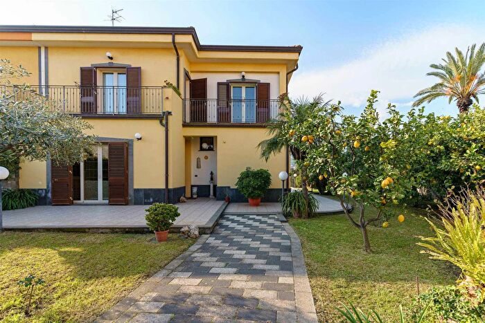 Casa con 11 locali in vendita in Piazza San Vincenzo a, Fiumefreddo Di Sicilia