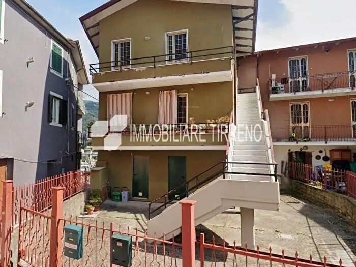 Casa con 5 locali in vendita in Massa