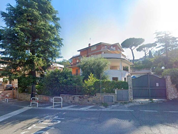 Appartamento trilocale in affitto in Via Virgilio, Centro Storico, Albano Laziale