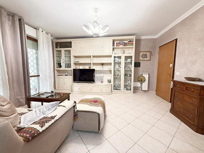 Appartamento trilocale in vendita in Piazza Attilio Muggia, Roma