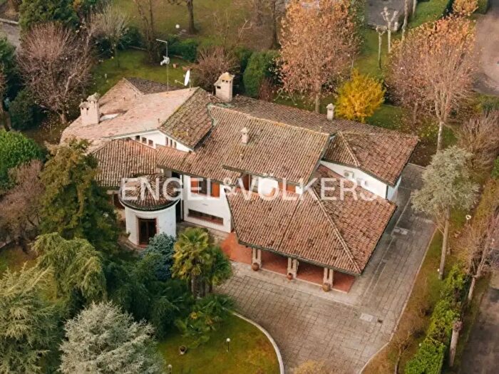 Casa con 6 locali in vendita in Via Alessandro Argiolas, Modena