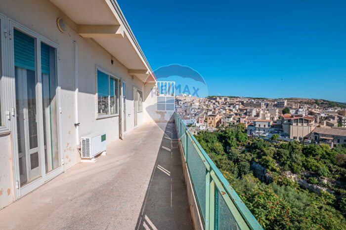 Appartamento con 7 locali in vendita in Via Filippo Silvestri, Ragusa