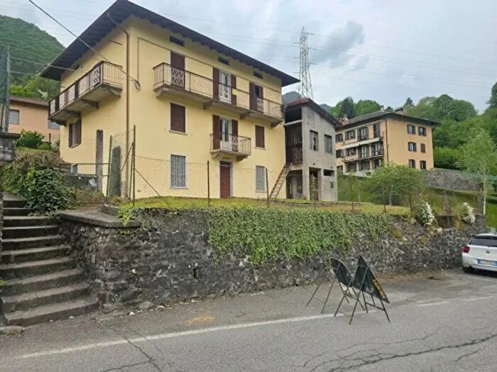 Casa con 6 locali in vendita in Via Giovanni Busi Cariani, San Giovanni Bianco