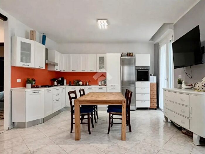 Appartamento quadrilocale in vendita in Via P Battola, Ome