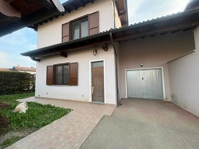 Casa quadrilocale in vendita in Zerbolo