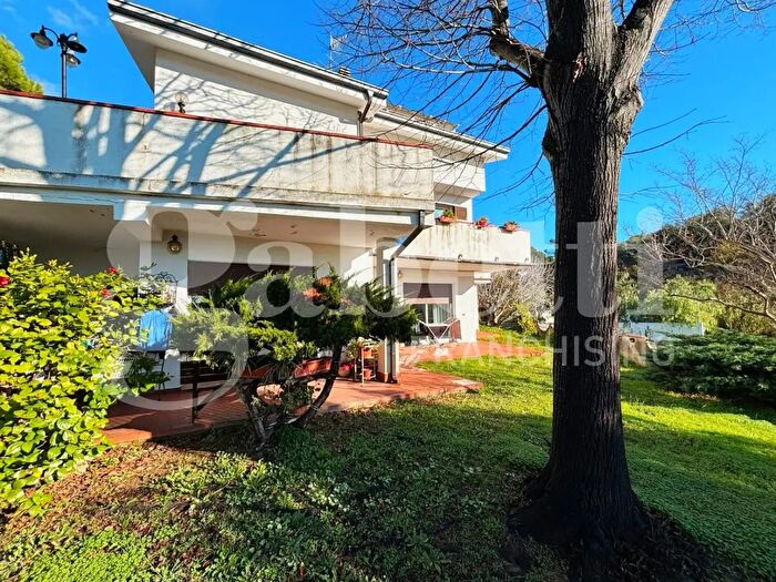 Casa con 11 locali in vendita in Strada Massabovi, Imperia