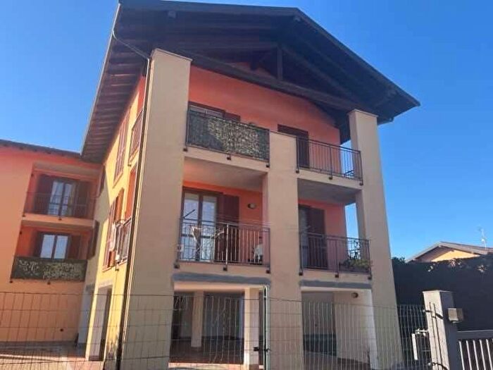 Appartamento trilocale in affitto in Via Benedetto Croce, Centro, Varallo Pombia