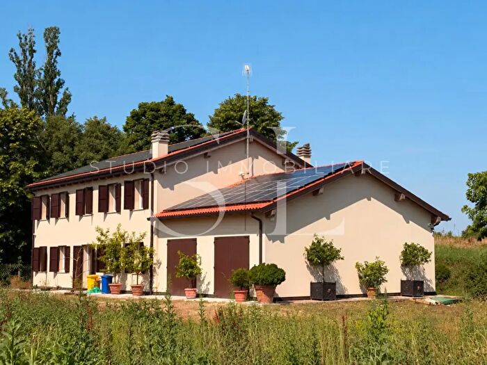Casa con 7 locali in vendita in Via per Vigarano, Bondeno