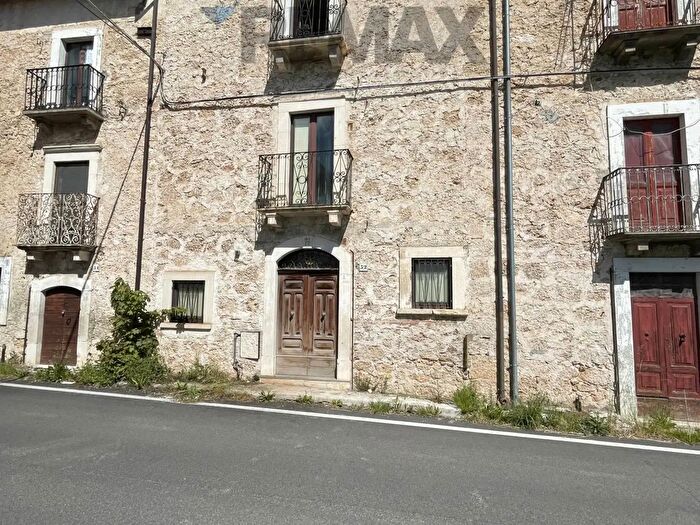 Casa trilocale in vendita in Via Roma, Santo Stefano Di Sessanio