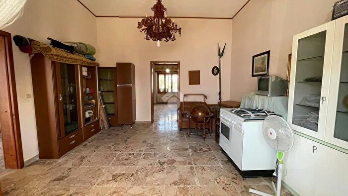 Casa con 6 locali in vendita in Via Umberto I, Alliste
