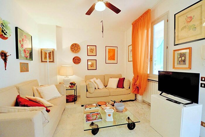 Appartamento con 6 locali in vendita in Forte Dei Marmi