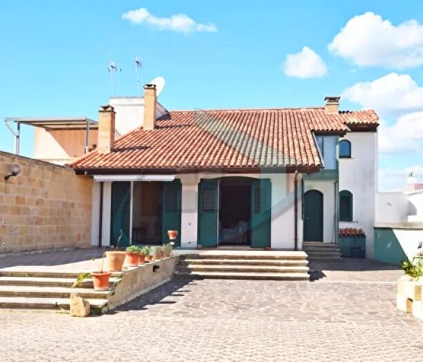 Casa con 9 locali in vendita in Patu