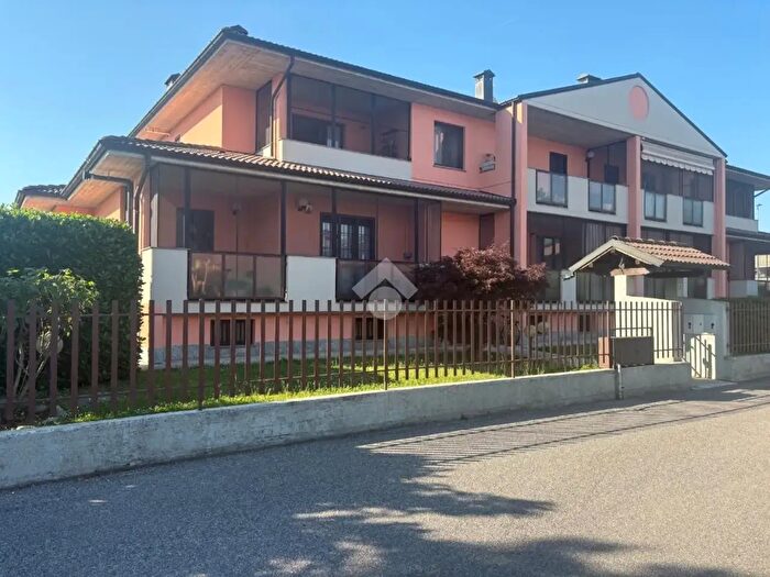 Appartamento trilocale in vendita in Via Don Trabatti, Landriano