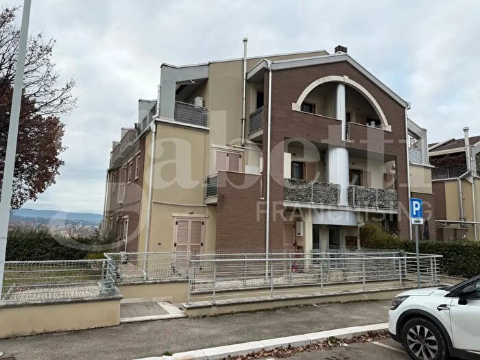Appartamento quadrilocale in vendita in Via Carnano, Terni