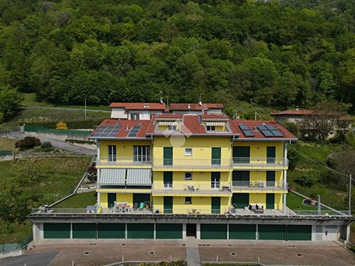 Appartamento trilocale in vendita in Via Favirano, Calolziocorte