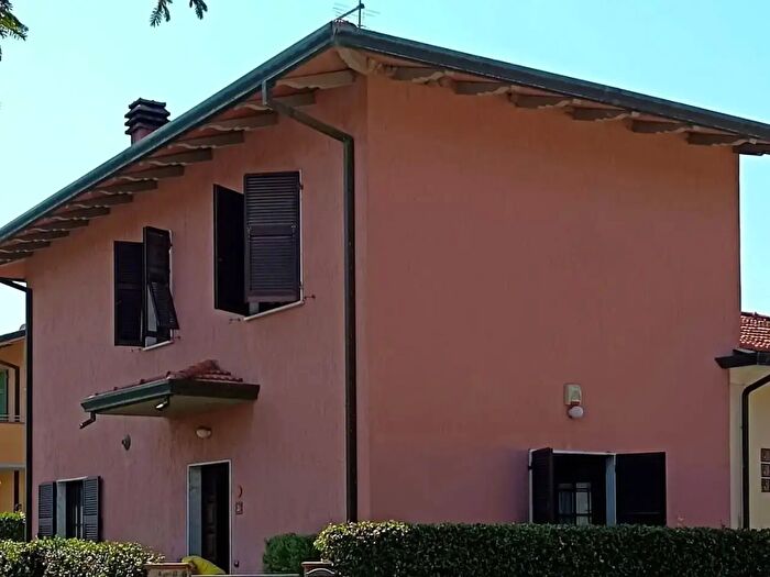 Casa con 5 locali in vendita in Massa