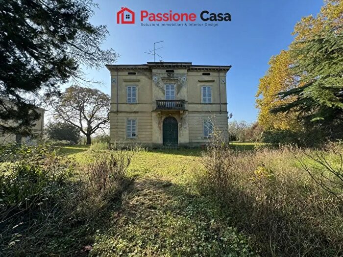 Casa con 9 locali in vendita in Traversetolo