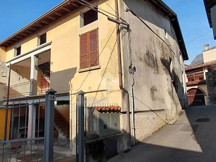 Casa trilocale in vendita in Via Mazzini, Marone