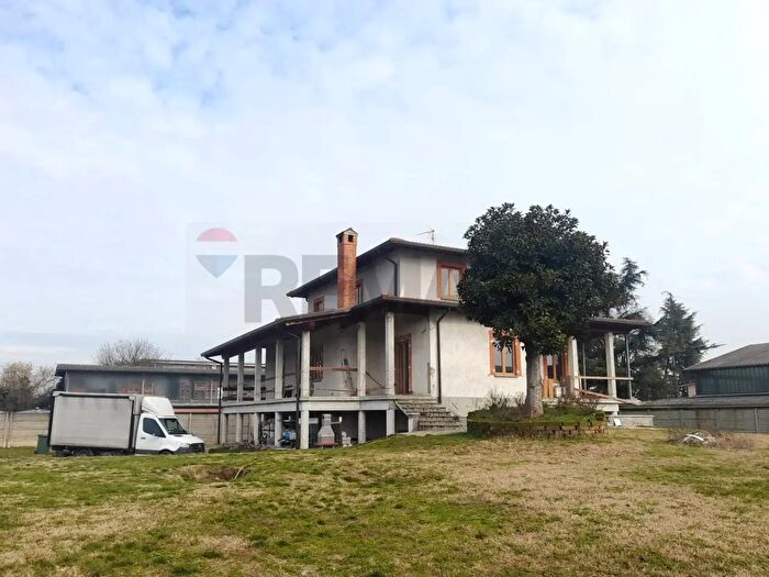 Casa con 9 locali in vendita in Via Statale Paullese, Madignano