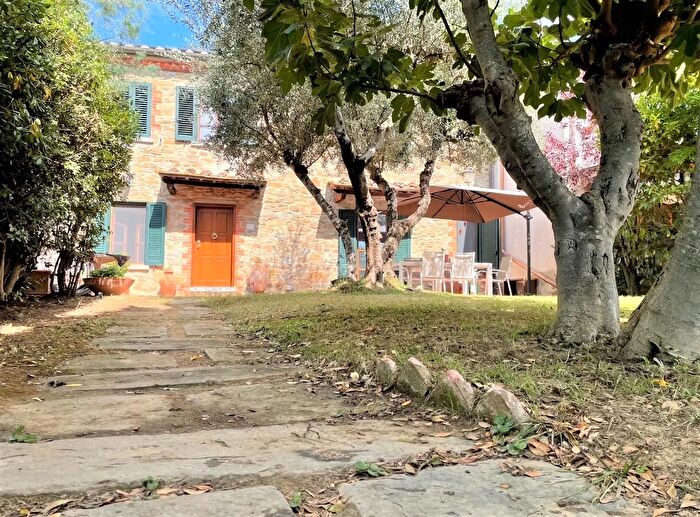 Casa con 8 locali in vendita in Policiano, Arezzo