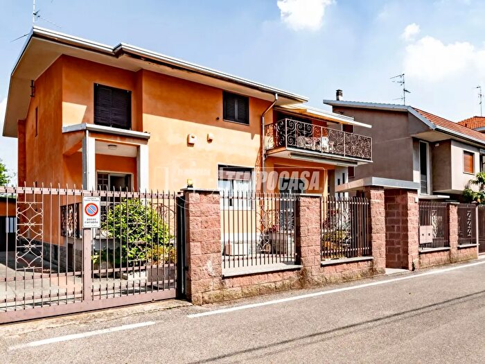 Casa con 6 locali in vendita in Via Arno, Caronno Pertusella