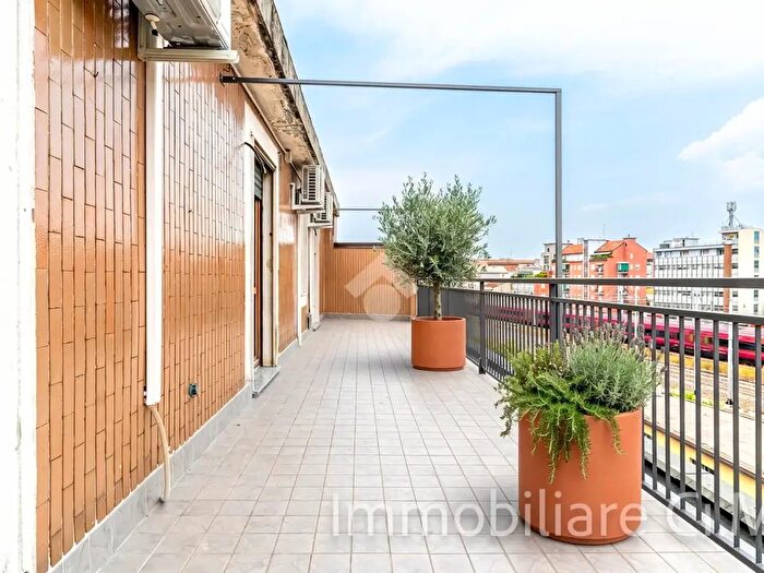 Appartamento quadrilocale in vendita in Via Monte Nevoso, Milano