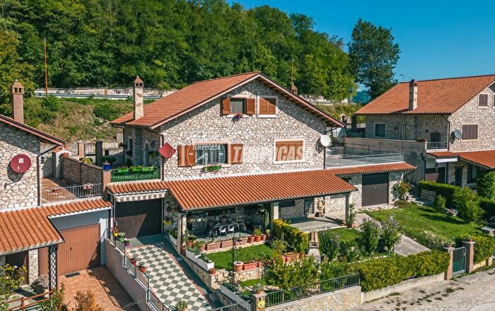 Casa con 5 locali in vendita in Via Licinese, Orvinio