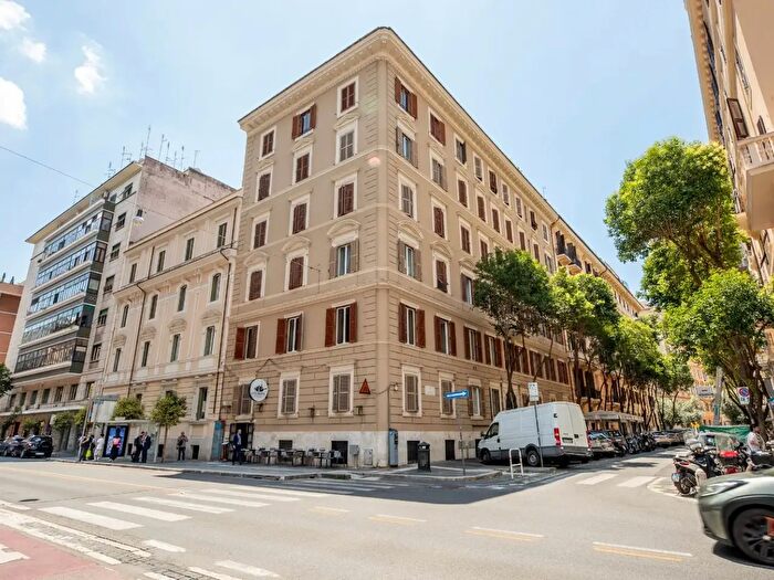 Appartamento quadrilocale in vendita in Via Valadier, Roma