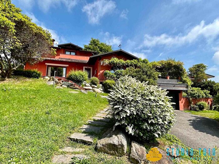 Casa con 7 locali in vendita in Pollone