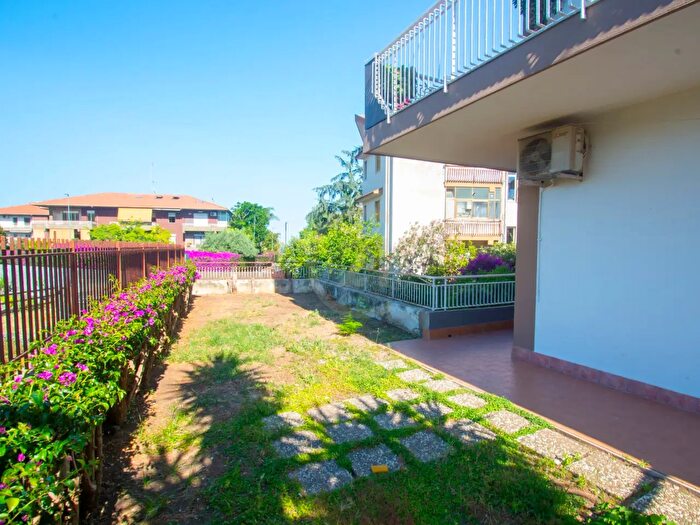 Appartamento trilocale in vendita in Via Elio Vittorini, Aci Castello